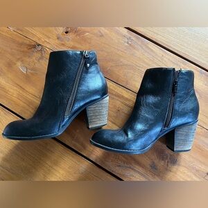 Diba boots size 8, black, 2.5” heel